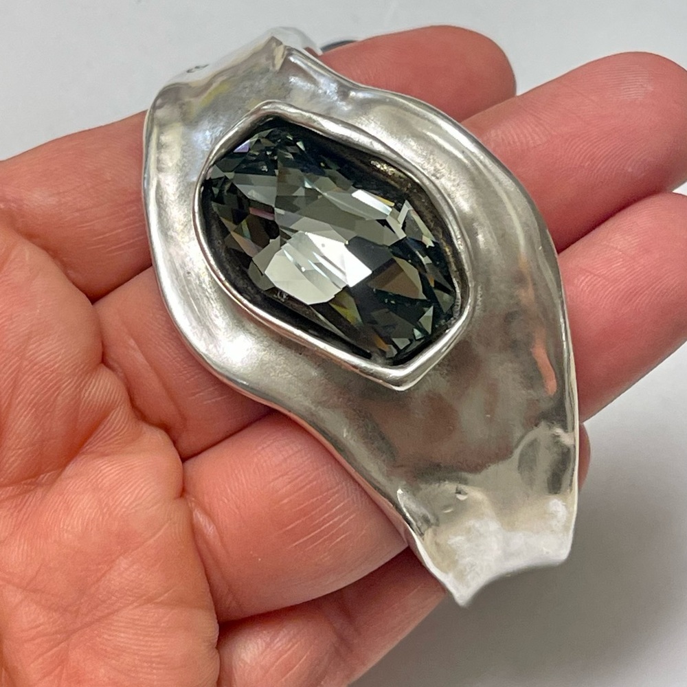 Uno de 50 Smoky Swarovski Crystal "Awesome" Statement Bracelet - Picture 2 of 10